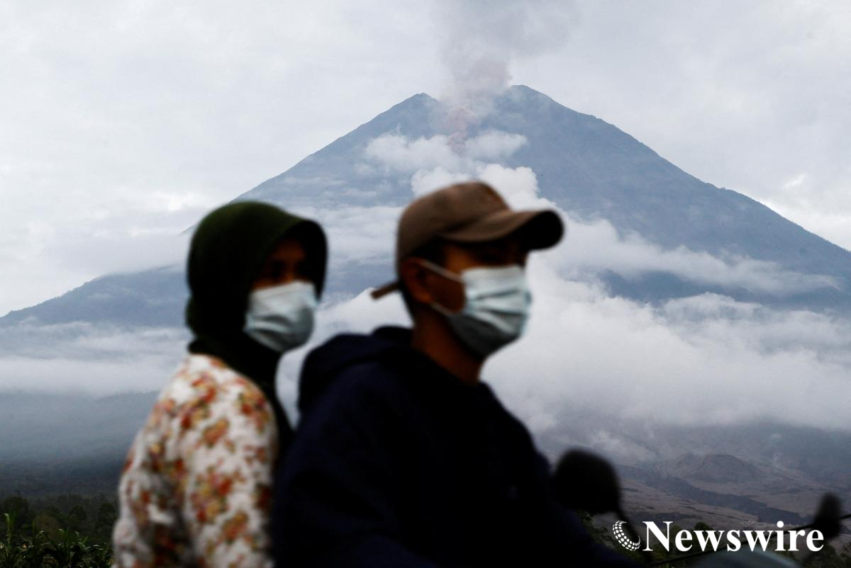 2025-11-20T033128Z_1_LYNXMPELAJ04H_RTROPTP_4_INDONESIA-VOLCANO.JPG